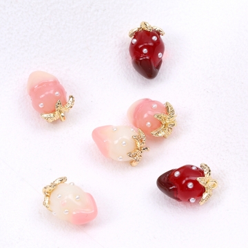 立体いちごチャーム 樹脂製イチゴチャーム かわいい苺チャーム フルーツチャーム  表面パールビーズ付き ゴールド 8×12mm（4ヶ）